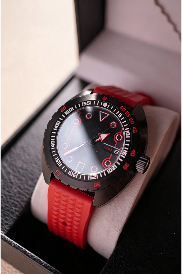 Black‑Red Custom NH35 Diver Watch