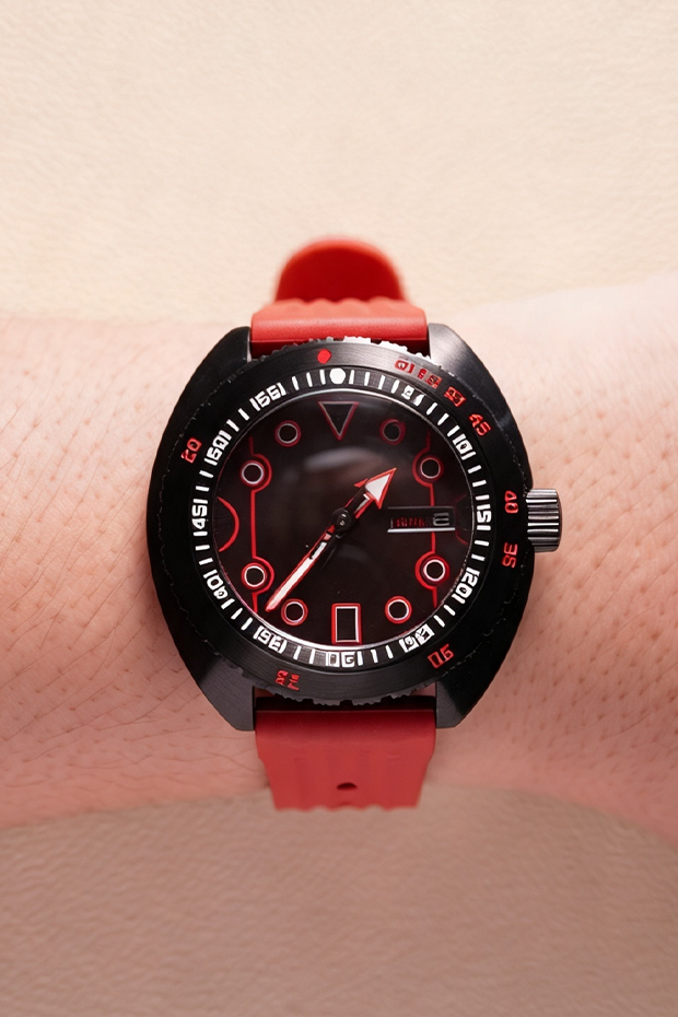 Black‑Red Custom NH35 Diver Watch